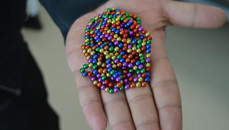 4 yaşındaki Eda’nın bağırsağından 8 adet mıknatıslı boncuk çıkarıldı