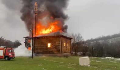 450 yıllık Elekler Camisi alev alev yandı