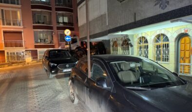 5 katlı binadan düşen demir otomobile saplandı