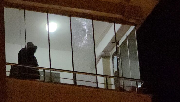 5'inci kattaki dairenin balkonuna yorgun mermi isabet etti