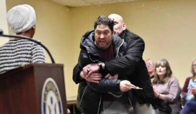 ABD’li siyasetçiye elma sirkesiyle saldıran kişi hakim karşısına çıkacak