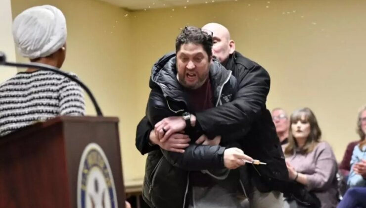 ABD’li siyasetçiye elma sirkesiyle saldıran kişi hakim karşısına çıkacak