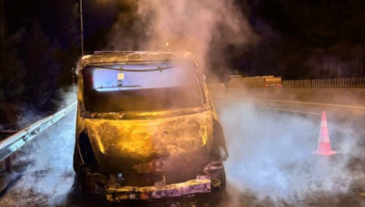 Adana Pozantı’da seyir halindeki çekici yandı