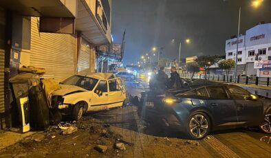 Adana’da yağmur kazayı getirdi! Park halindeki 4 araca çarptı