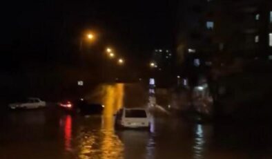 Adana’yı sağanak vurdu! Yollar bataklığa döndü, otomobiller sular altında kaldı