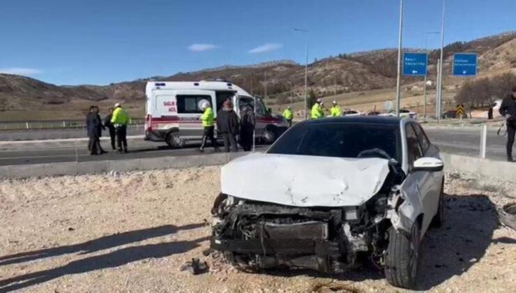 Adıyaman’da iki otomobil çarpıştı: Yaralılar var