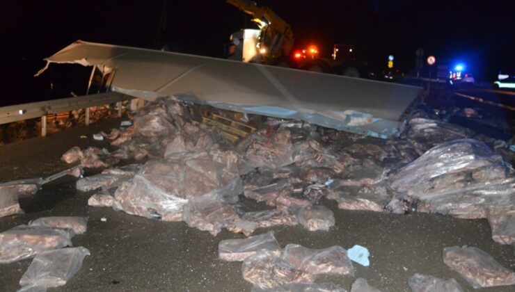 Aksaray'da et yüklü tır bariyere çarptı: Sürücü hayatını kaybetti