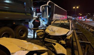 Anadolu Otoyolu’nda zincirleme trafik kazası! Ankara istikameti trafiğe kapatıldı