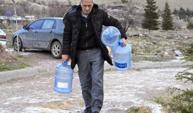 Ankara’da su kesintisinden etkilenen vatandaşlar çeşmelerden su temin ediyor