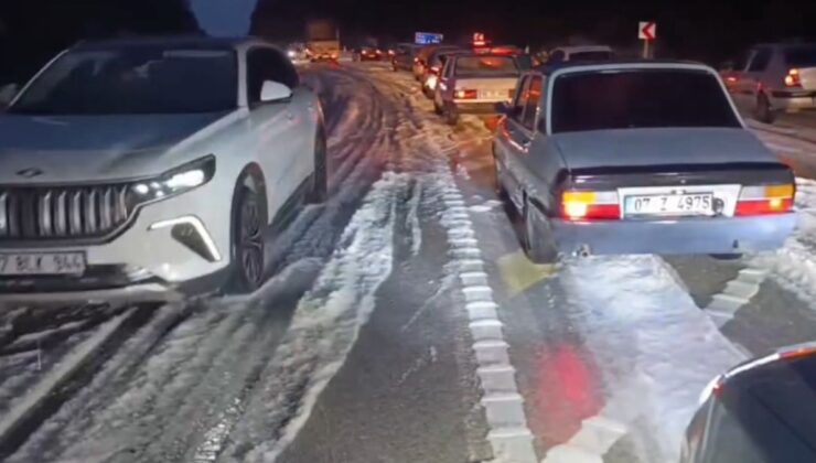 Antalya'da dolu ulaşımı aksattı