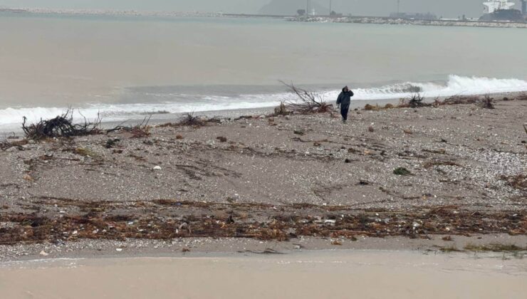 Antalya'da fırtına sonrası Konyaaltı Sahili'nin rengi değişti