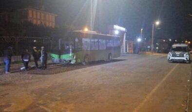 Arnavutköy’de otomobil ile özel halk otobüsü çarpıştı! Yaralılar var