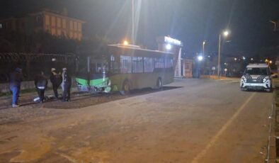 Arnavutköy’de otomobil ile özel halk otobüsü çarpıştı! 4 yaralı