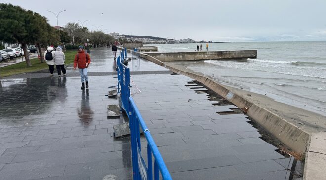 Atakum’da fırtına sahil duvarını yıktı