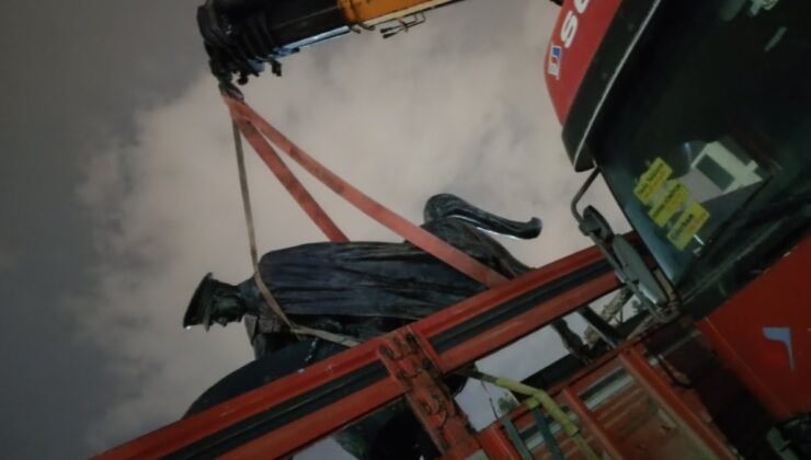 Atatürk anıtı gece yarısı söküldü: Kentte ayak kaldı