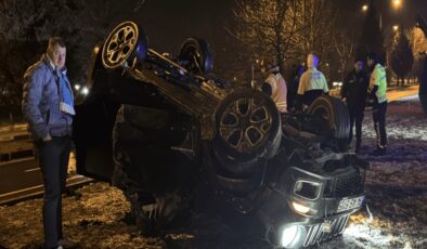 Aynı kavşakta yarım saat arayla 2 otomobil takla attı: 3 yaralı