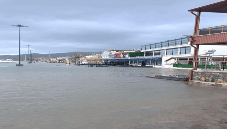 Balıkesir'de lodos etkili oldu; deniz taştı