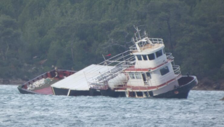 Balıkesir'de lodos nedeniyle feribot karaya oturdu, yan yattı
