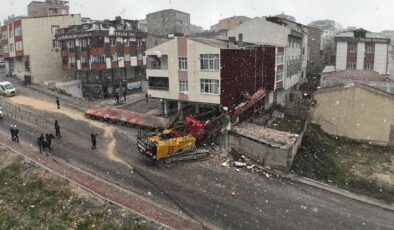 Başakşehir’de kontrolden çıkan vinç yüklü tır binaya çarptı: 30 kişi tahliye edildi