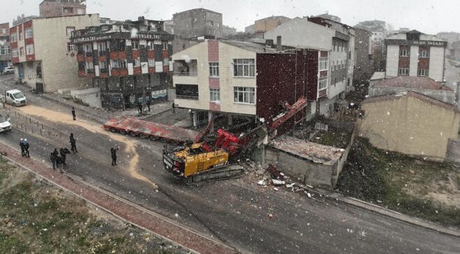 Başakşehir’de kontrolden çıkan vinç yüklü tır binaya çarptı: 30 kişi tahliye edildi