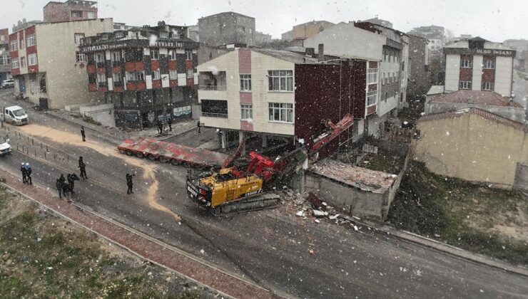 Başakşehir’de kontrolden çıkan vinç yüklü tır binaya çarptı: 30 kişi tahliye edildi