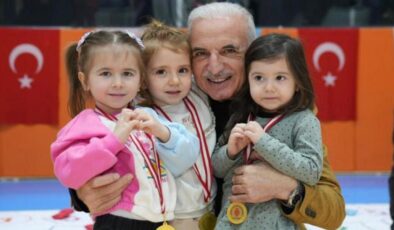 Başkan İsmet Yıldırım, teneffüste öğrencilerin sevincine ortak oldu