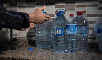 Başkentteki kesintiler nedeniyle vatandaşlar çeşmelerden su dolduruyor