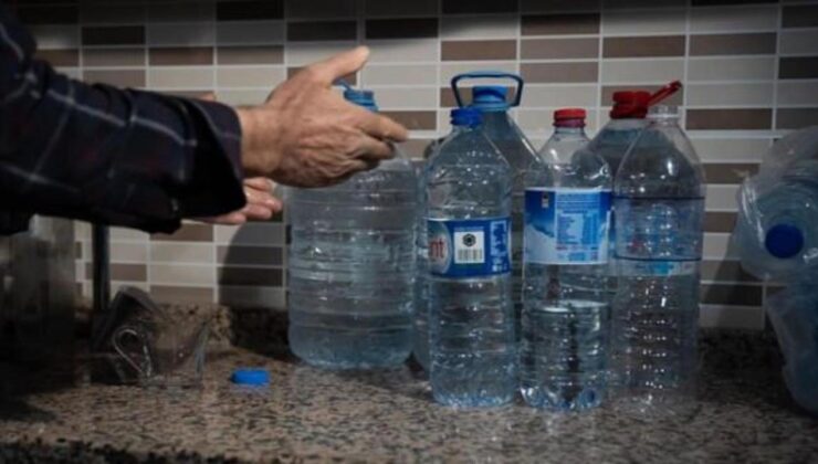 Başkentteki kesintiler nedeniyle vatandaşlar çeşmelerden su dolduruyor