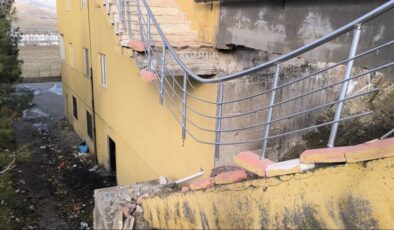 Batman'da faciaya ramak kala: 12 katlı binanın merdiveni çöktü
