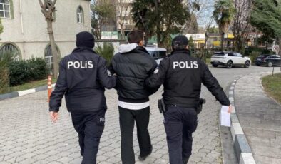 Belediye otobüsünde dehşet! “Yan baktınız” diyerek otobüste 2 kişiye bıçak çekti!