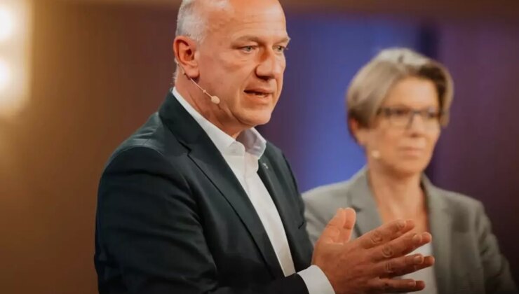 Berlin karanlığa gömülürken belediye başkanı tenis kortundaymış