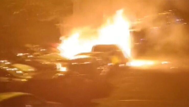 Beşiktaş'ta park halindeki otomobiller alev alev yandı