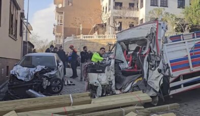 Beykoz’da dehşet: Freni boşalan tahta yüklü kamyon binaya daldı, 2 ölü