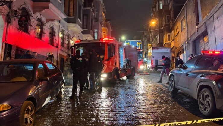 Beyoğlu'nda bir otelin girişinde yangın