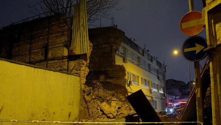 Beyoğlu'nda tarihi bina çöktü