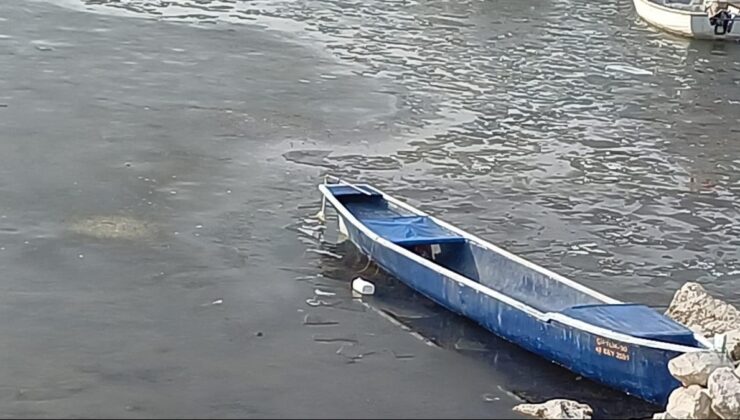 Beyşehir Gölü buz tuttu, tekneler hareket edemedi