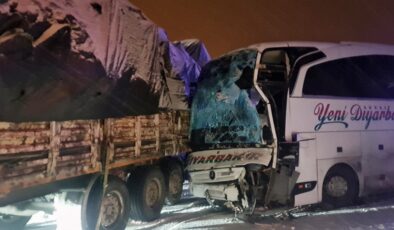 Bingöl’de yolcu otobüsü ile TIR çarpıştı: 3 yaralı