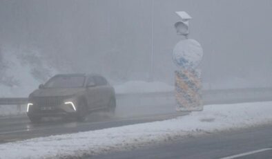 Bolu Dağı’nda sis ve kar: Görüş mesafesi 30 metreye düştü
