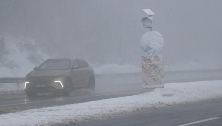 Bolu Dağı’nda sis ve kar: Görüş mesafesi 30 metreye düştü