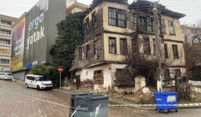 Bolu’da metruk bina çöktü: Bir otomobil hasar aldı