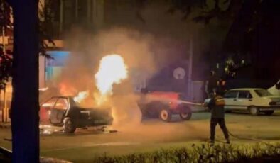 Bolu’da park halindeki otomobil alev alev yandı