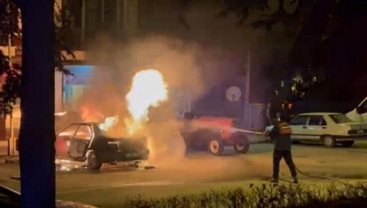 Bolu’da park halindeki otomobil alev alev yandı