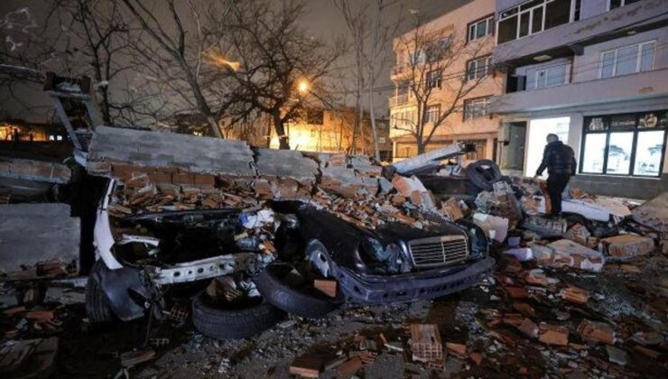 Bursa’da fırtına duvarı araçların üstüne devirdi