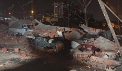 Bursa’da lodos duvarı devirdi, altında kalan 10 araç hasar gördü