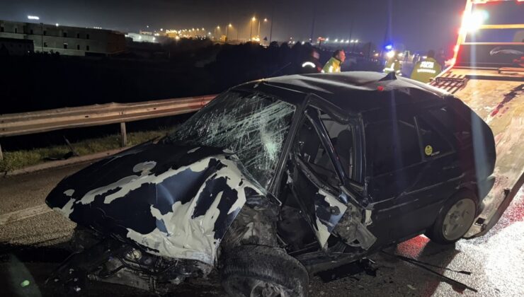 Bursa'da bariyerlere çarpan otomobildeki 2 kişi yaralandı