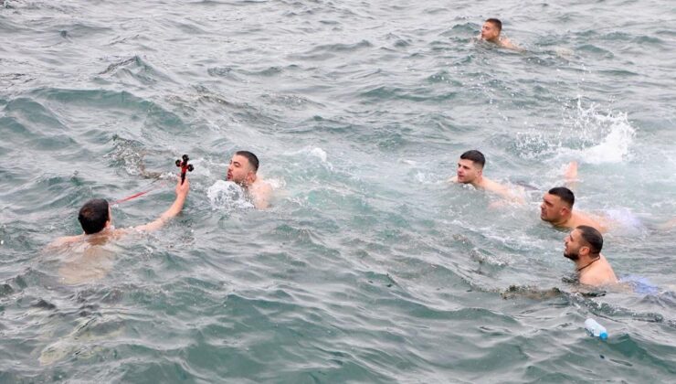 Bursa'da denizden haç çıkarma töreni düzenlendi