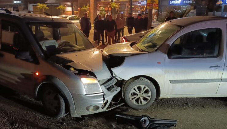 Bursa'da hafif ticari araçlar çarpıştı: 3 yaralı