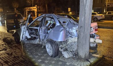 Bursa'da kontrolden çıkan araç ağaca çarptı: 2 kişi ağır yaralı