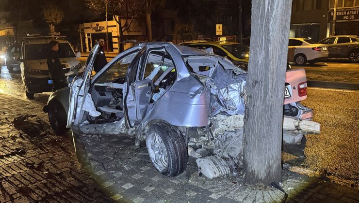 Bursa'da kontrolden çıkan araç ağaca çarptı: 2 kişi ağır yaralı
