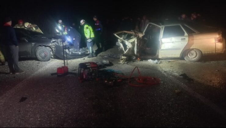 Bursa'da otomobiller kafa kafaya çarpıştı: Yaralılar var